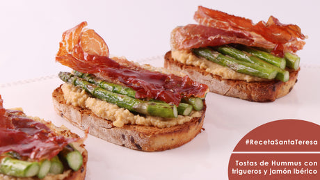 Receta de Tosta de Hummus con espárragos trigueros y paleta ibérica