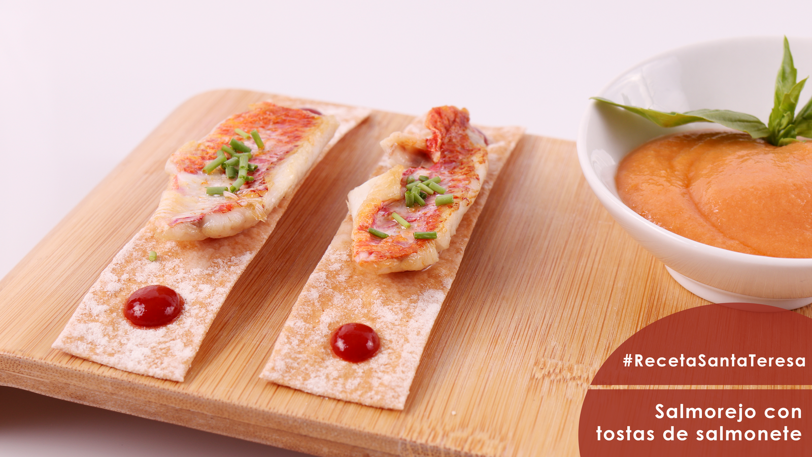 Receta de salmorejo con tostas de salmonetes.