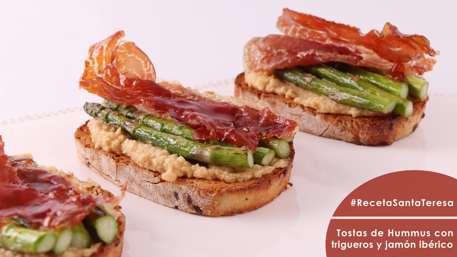 Receta de Tosta de Hummus con espárragos trigueros y paleta ibérica